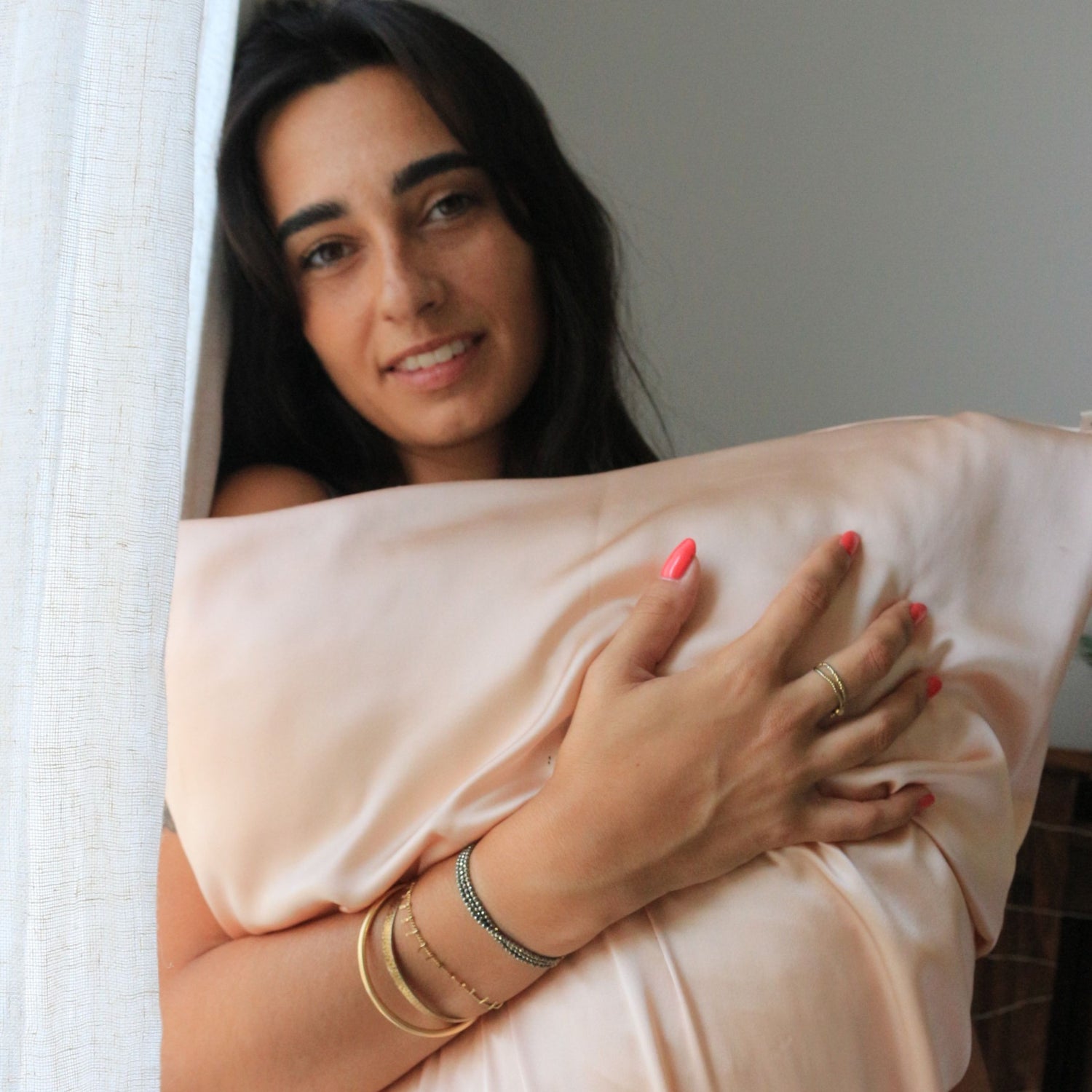 Femme avec peau douce et cheveux brillants grâce à une taie d'oreiller en soie