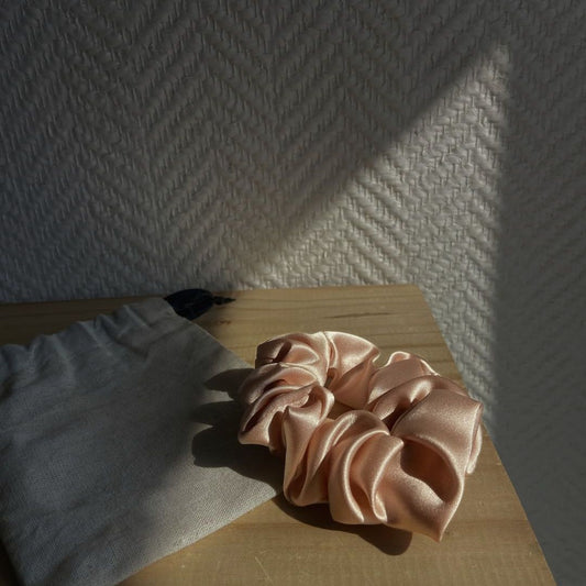 chouchou en soie, cheveux soyeux et hydrates