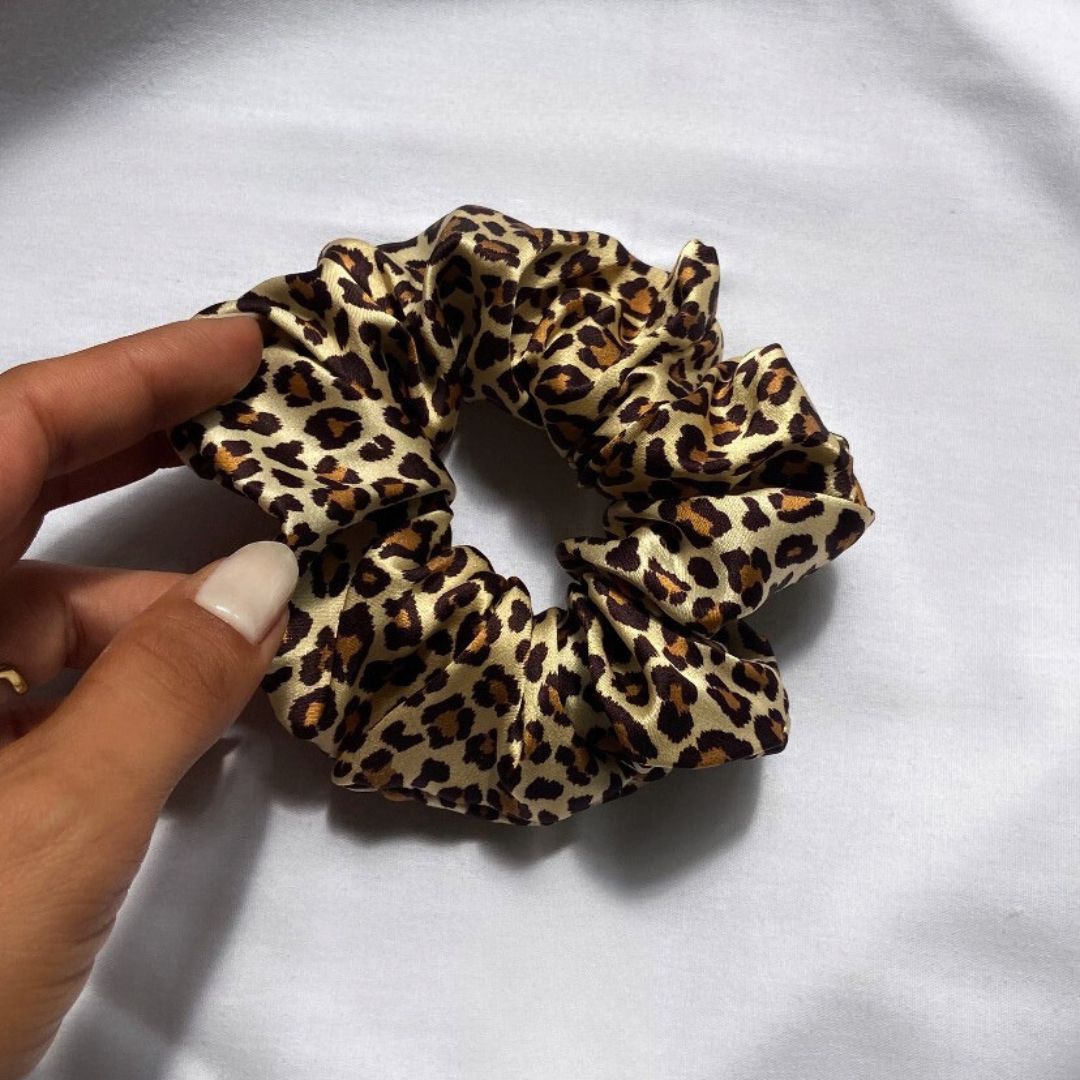 Chouhou en soie leopard xxl - ideal pour les cheveux fragilises