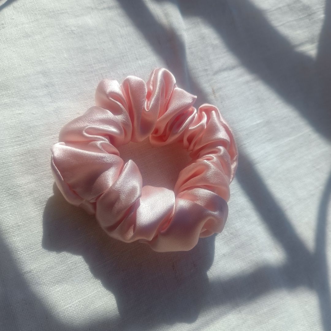 Chouchou en soie rose, pour prendre soin de ses cheveux nature