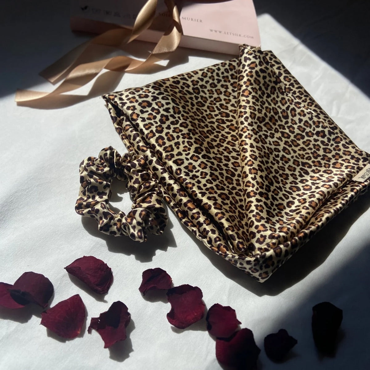 Coffret avec taie en soie et chouchou léopard pour un sommeil réparateur et confortable.