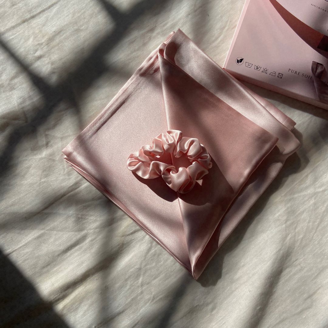 Coffret taie d’oreiller en soie et chouchou, pour préserver la douceur et la brillance des cheveux.