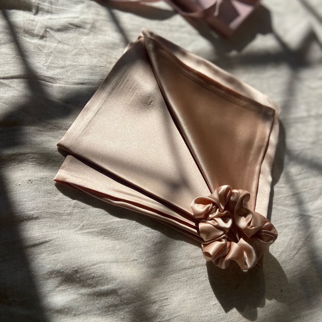 Coffret comprenant taie d’oreiller en soie et chouchou pour une nuit réparatrice.