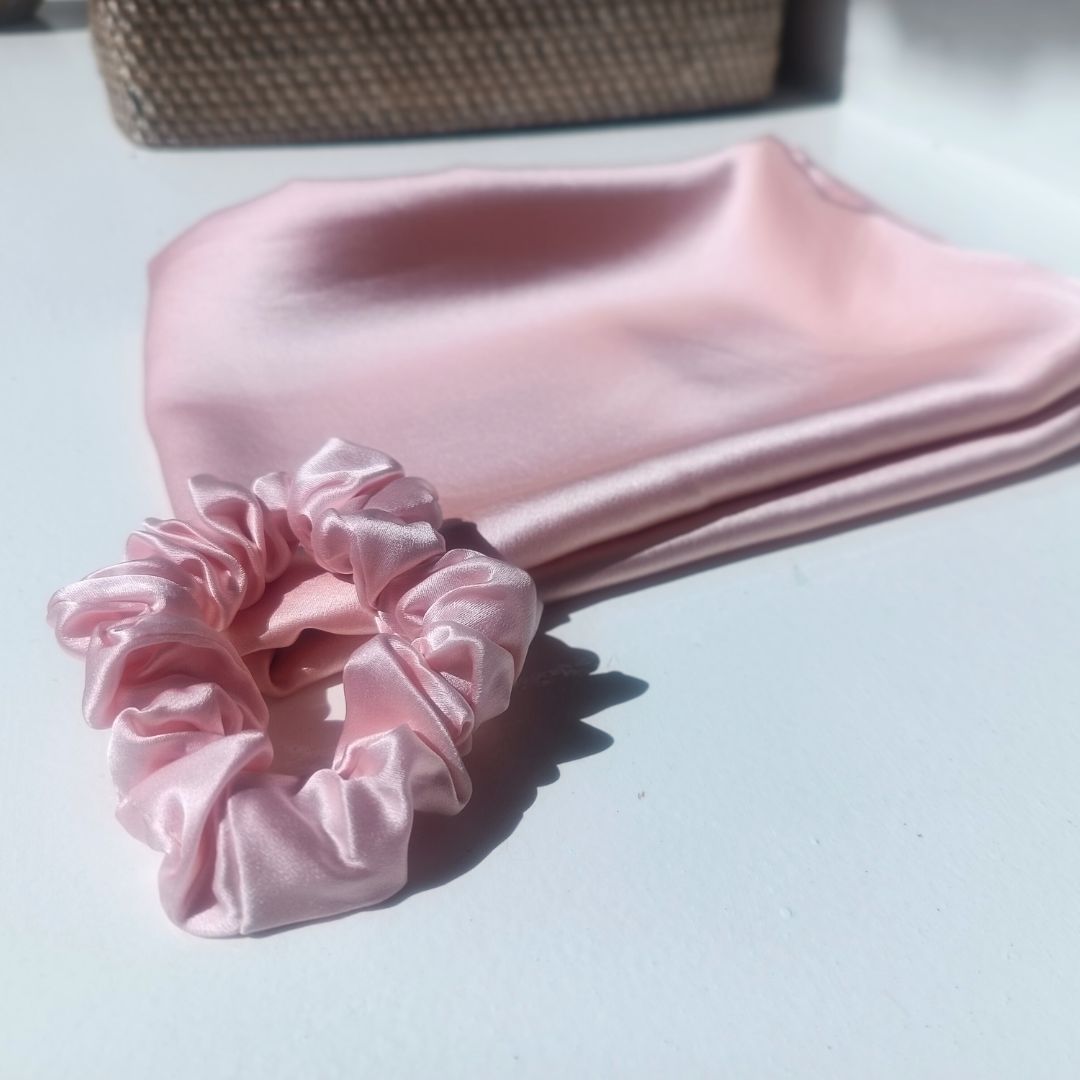 Coffret cadeau élégant comprenant une taie d’oreiller en soie et un chouchou doux.