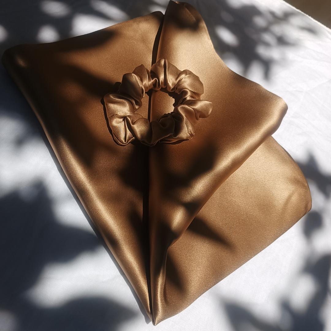 Coffret avec taie en soie noire et chouchou assorti, cadeau chic et intemporel, cheveux proteges.