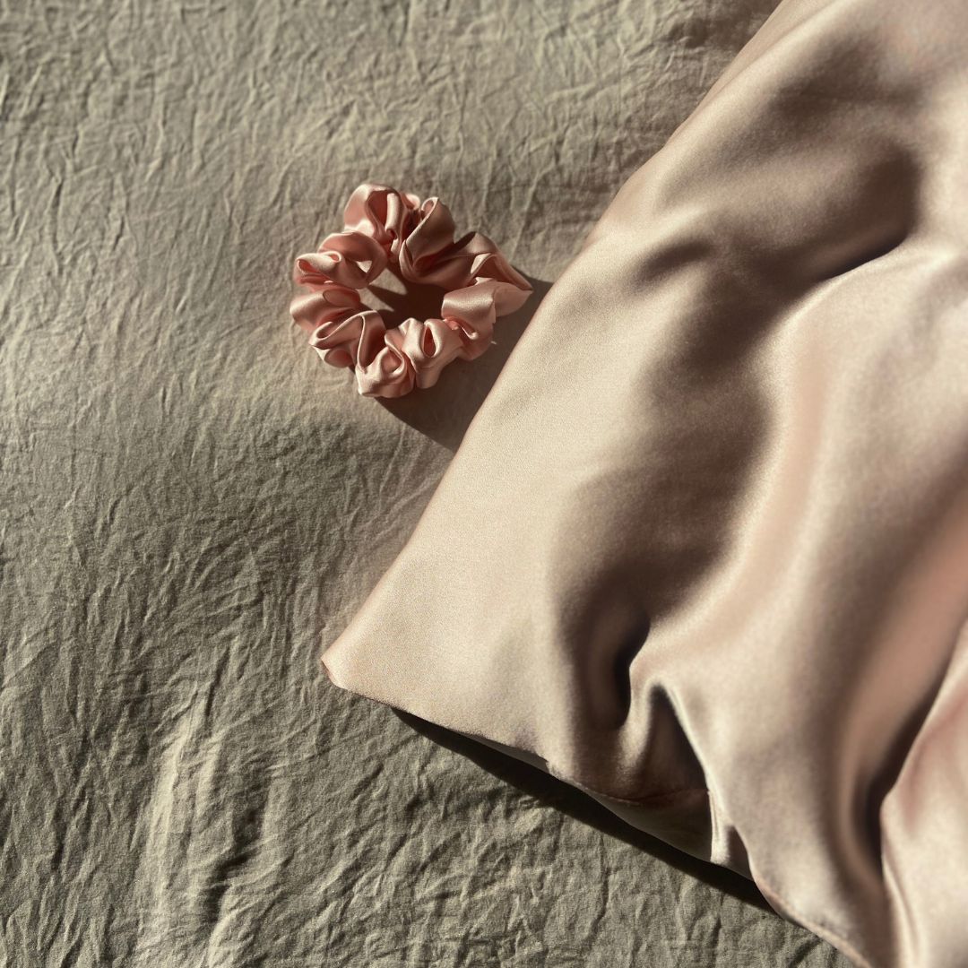 Coffret luxe avec taie en soie et chouchou assorti, idéal pour un sommeil regenerant.