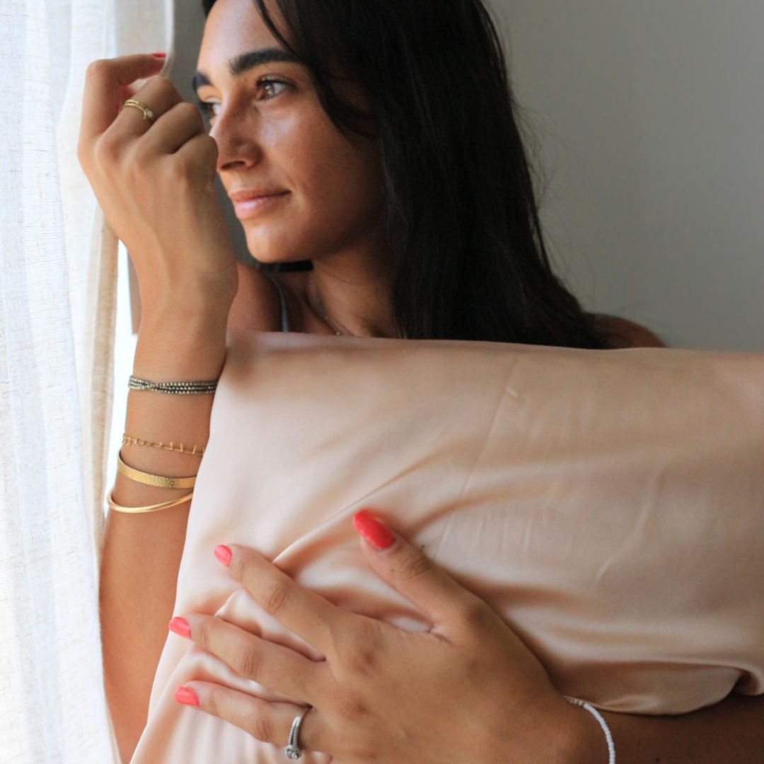 Taie d’oreiller en soie parfaite pour protéger les cheveux fins et fragiles.