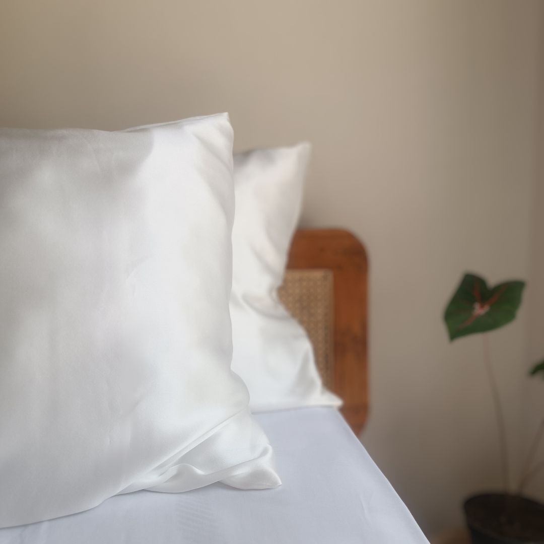 Taie en soie ivoire, évite les irritations sur les zones sensibles du visage.