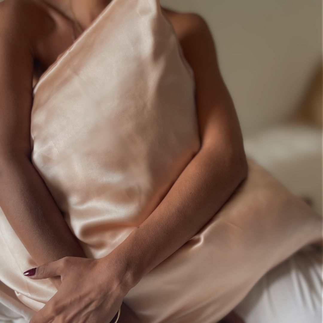 Soie réparatrice pour la peau pendant le sommeil, soin beauté de nuit.