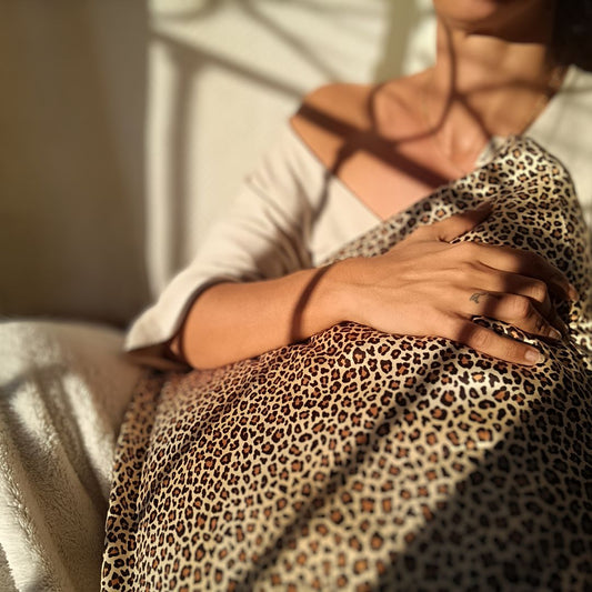 Taie d'oreiller en soie idéale pour préserver la forme et la définition des cheveux bouclés.