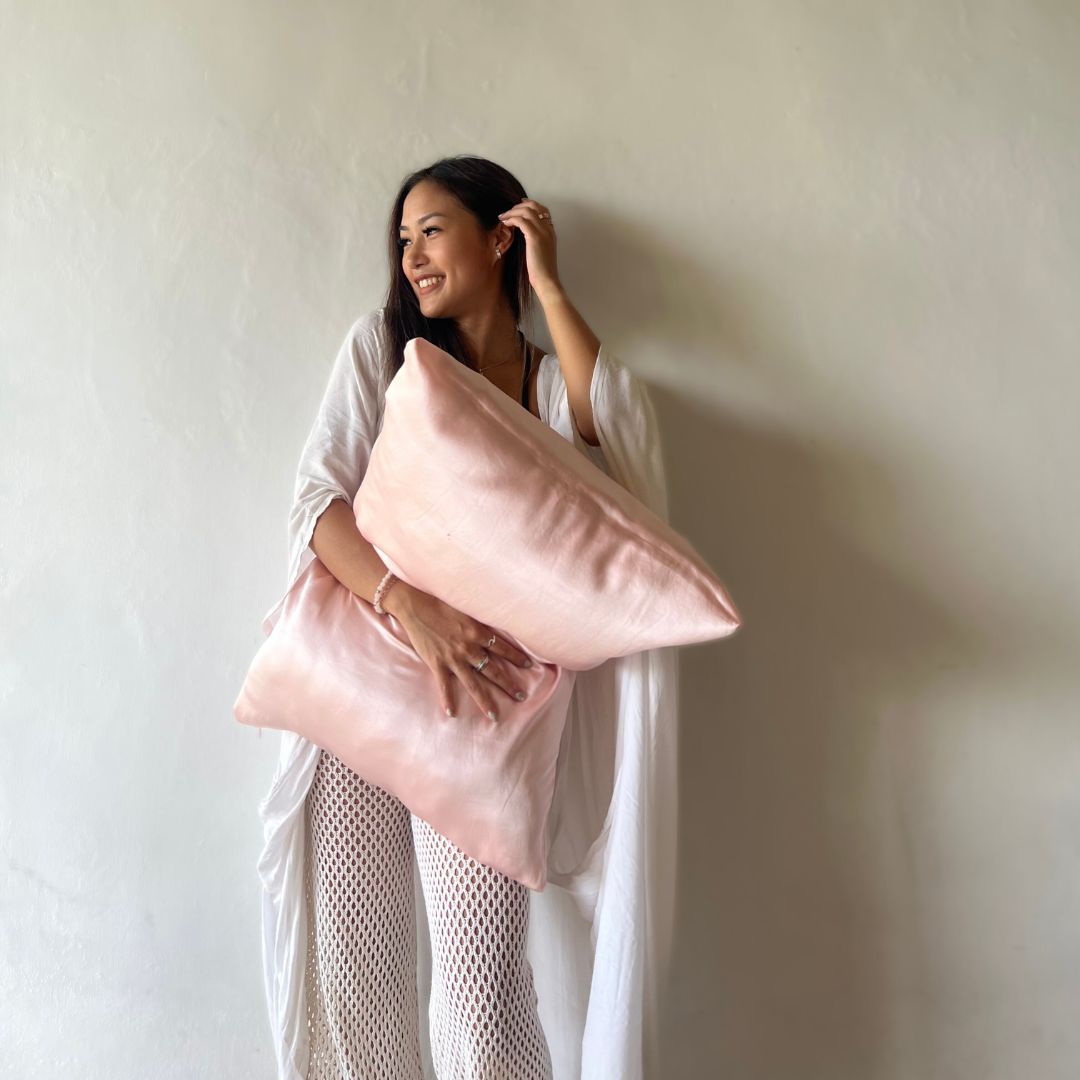 Taie d'oreiller en soie qui apporte brillance et douceur aux cheveux dès le réveil.