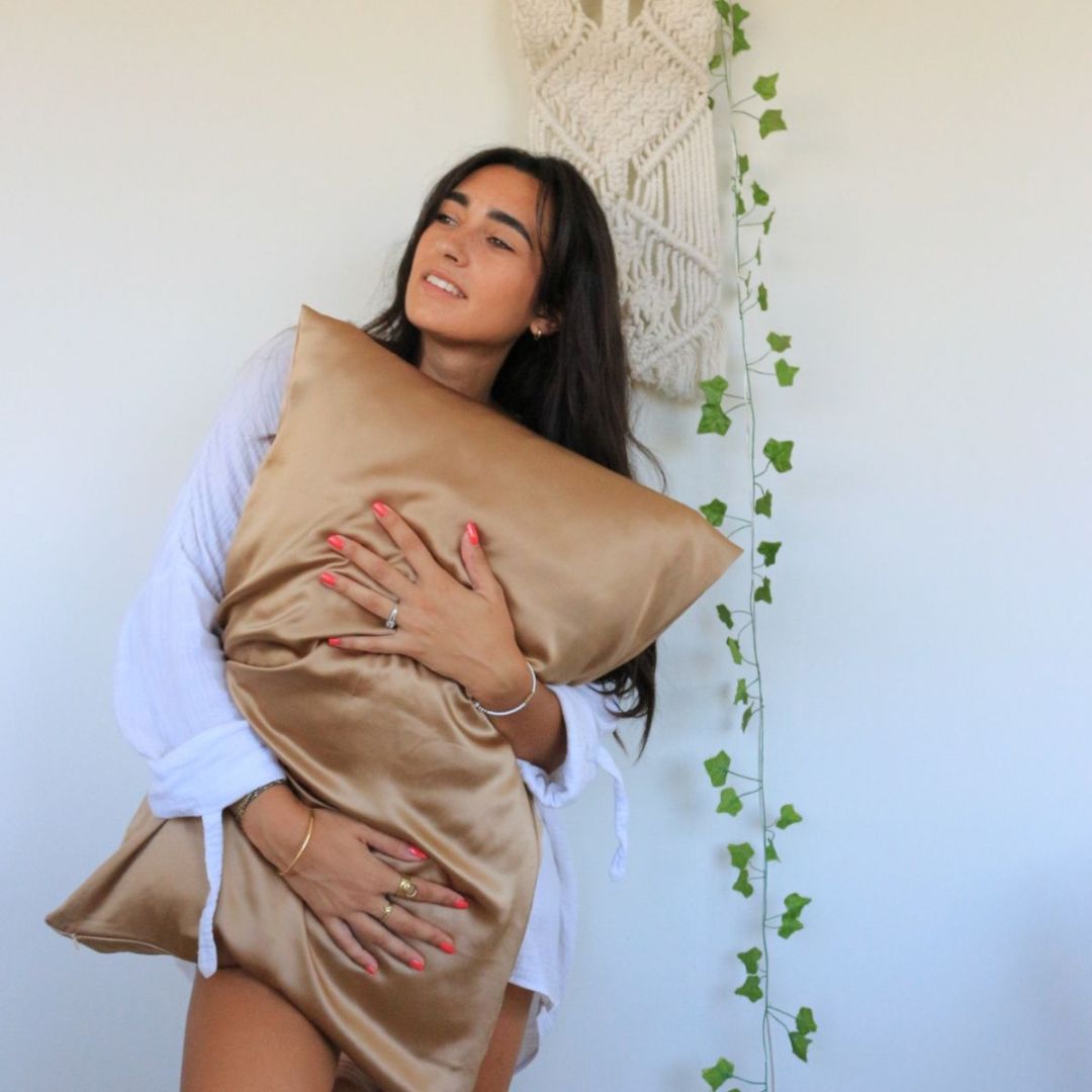 Taie en soie qui préserve l’hydratation de la peau et reduit les rides.