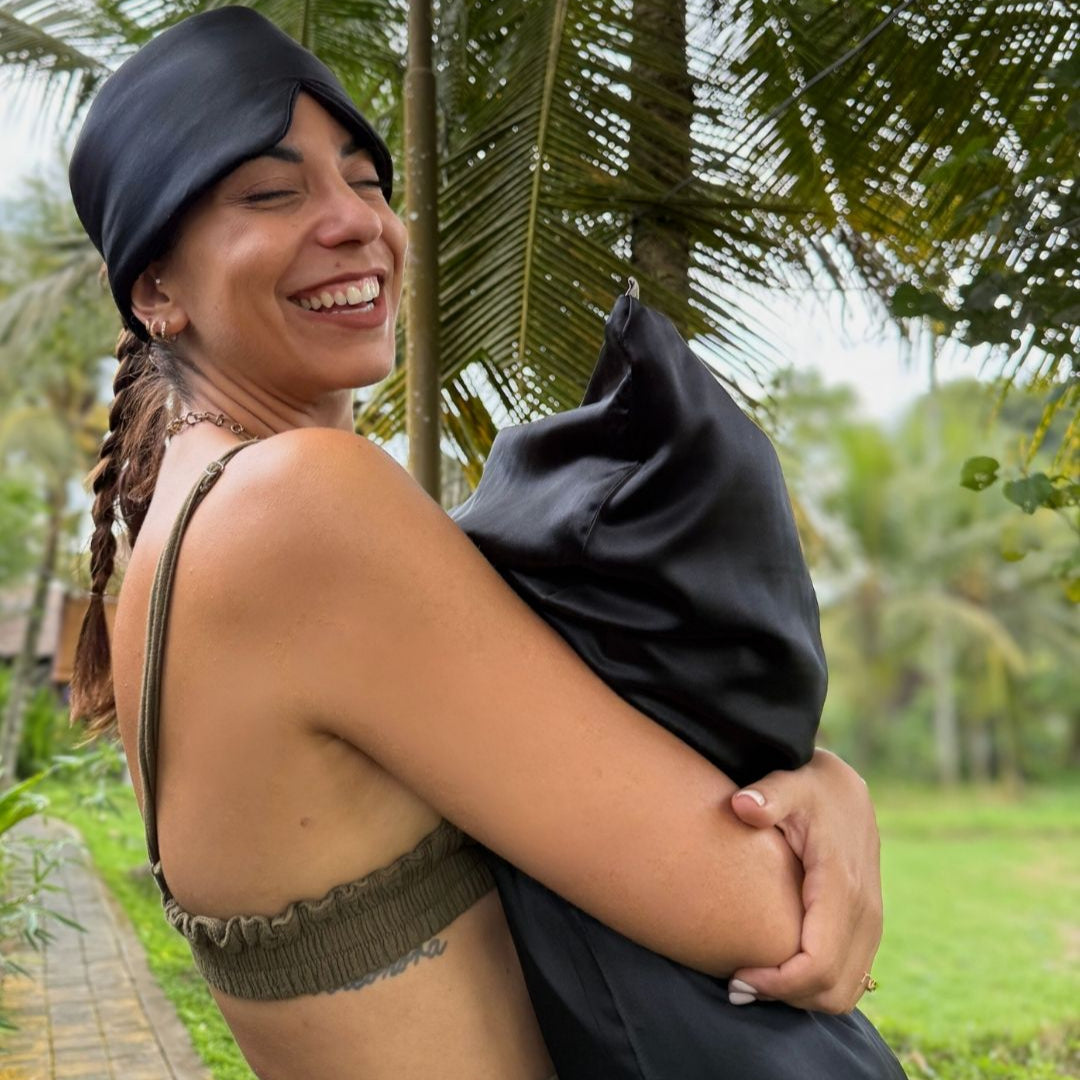 Oreiller en soie noir, pack confort, ideal sommeil doux et elegant.