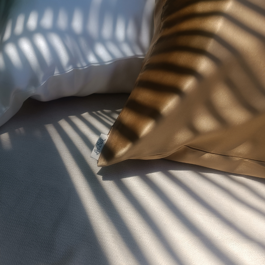 Dormir sur de la soie – solution naturelle contre les plis du sommeil et les rides