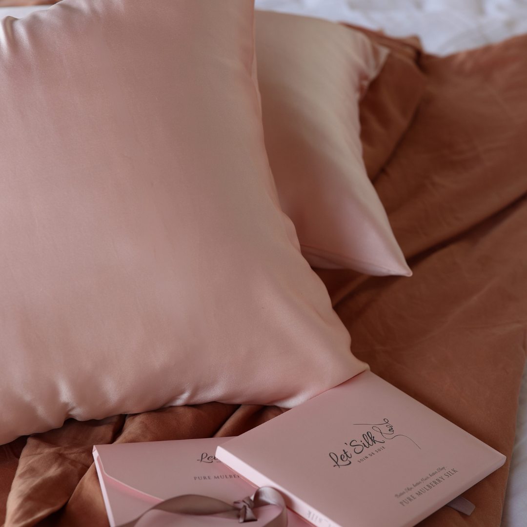 Taie d’oreiller en soie qui limite la casse et protège les cheveux fragiles pendant le sommeil.